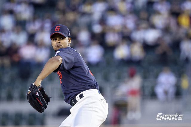 롯데 외국인 투수 엘빈 로드리게스가 16일 잠실구장서 열린 LG전서 투구하고 있다. 사진제공｜롯데 자이언츠