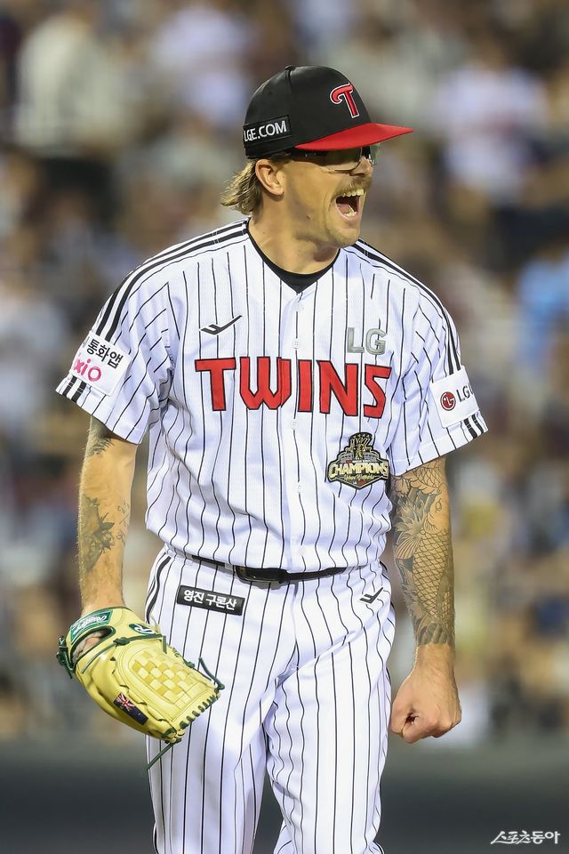 LG 아시아쿼터 선수 라클란 웰스가 15일 잠실구장서 열린 롯데전서 7이닝 1실점으로 역투한 뒤 포효하고 있다. 사진제공｜LG 트윈스