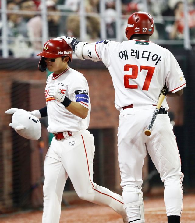 SSG 정준재(왼쪽)는 비시즌 준비했던 과정을 결과로 증명하며 팀의 주전 2루수로 도약하려고 한다. 사진제공｜SSG 랜더스