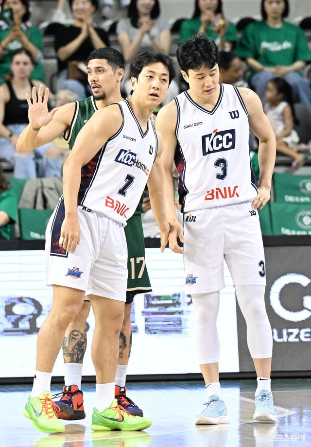 KCC 허훈(왼쪽)이 15일 원주DB프로미아레나에서 열린 DB와 6강 PO 2차전 도중 형인 허웅과 손을 잡고 있다. 사진제공｜KBL