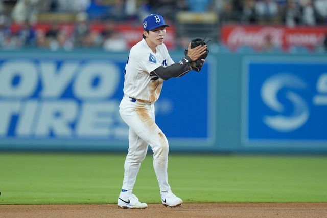 다저스 김혜성이 16일(한국시간) 다저스타디움서 열린 메츠전서 호수비를 펼친 뒤 박수를 치고 있다. LA｜AP뉴시스