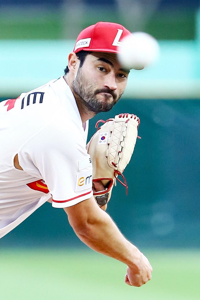 SSG 미치 화이트가 16일 인천 두산과 홈경기서 힘차게 투구하고 있다. 사진제공｜SSG 랜더스