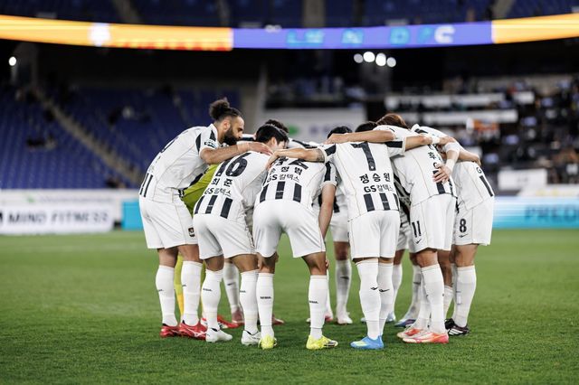 서울 선수들이 15일 울산과 원정경기 직전 동그랗게 모여 선전을 다짐하고 있다. 사진제공｜한국프로축구연맹