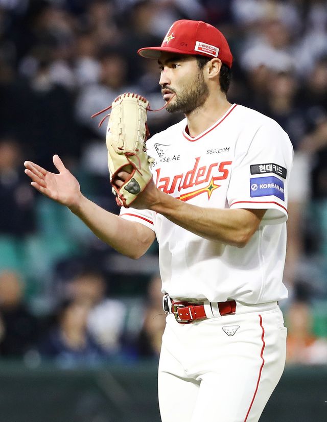 SSG 미치 화이트가 16일 인천 두산과 홈경기서 이닝을 마친 뒤 기쁨을 표현하고 있다. 사진제공｜SSG 랜더스