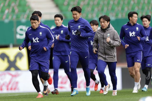 축구대표팀이 1일(한국시간) 오스트리아와 평가전을 앞두고 빈의 에른스트 하펠 슈타디온서 가벼운 러닝으로 몸을 풀고 있다. 월드컵 최종 명단은 다음달 16일 발표되고, 미국 솔트레이크 사전훈련을 거쳐 6월 5일 멕시코 과달라하라로 향한다. 사진제공｜대한축구협회