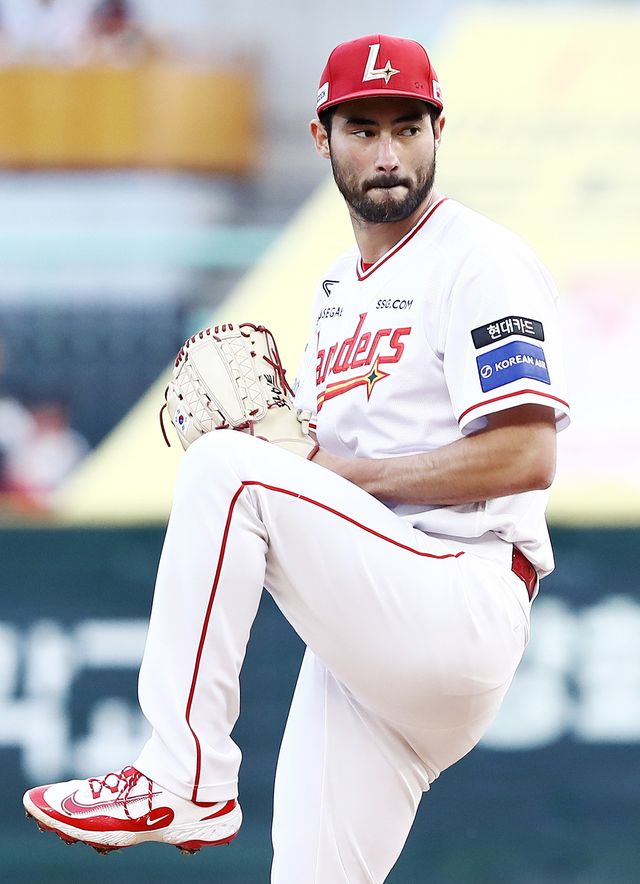 SSG 미치 화이트가 16일 인천 두산과 홈경기서 힘차게 투구하고 있다. 사진제공｜SSG 랜더스