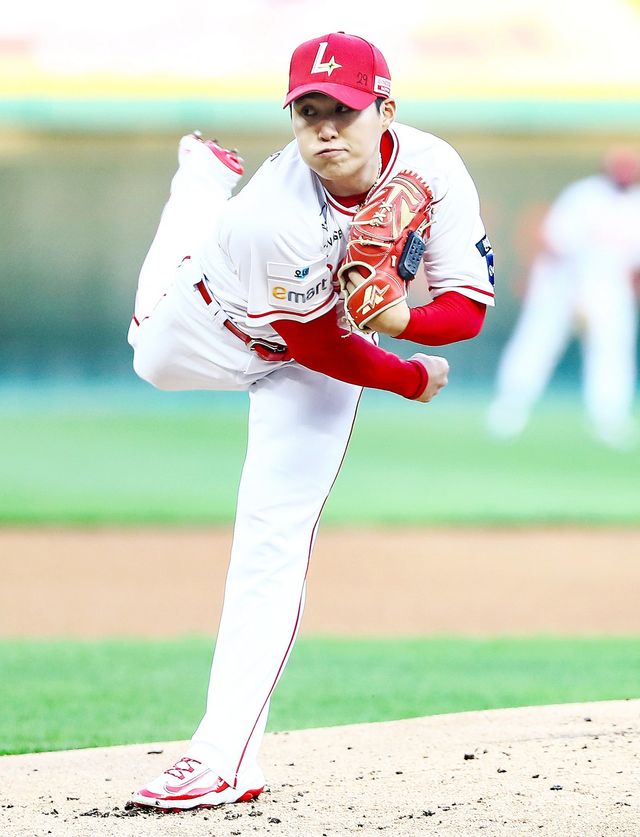 SSG 최민준은 올해 뛰어난 투구로 선발진의 공백을 완벽하게 채우고 있다. 사진제공｜SSG 랜더스