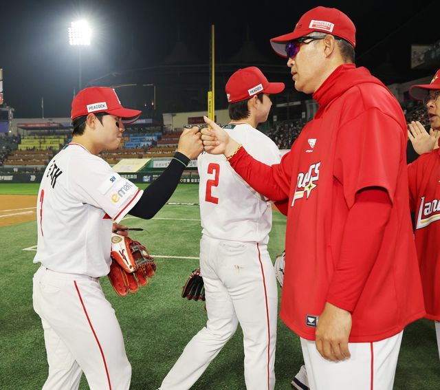 SSG 정준재(왼쪽)가 15일 인천 두산과 홈경기를 끝낸 뒤 이숭용 SSG 감독과 주먹 인사를 하고 있다. 사진제공｜SSG 랜더스
