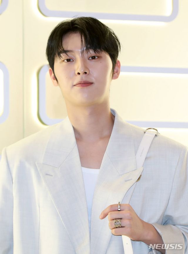 배우 최현욱이 ‘방과후 태리쌤’을 통해 반전 매력과 진정성으로 이미지 쇄신에 성공하며 차기작 ‘맨 끝줄 소년’과 ‘현혹’까지 기대감을 끌어올렸다. 뉴시스