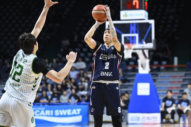 KCC 최준용(2번)이 17일 부산서 열린 DB와 6강 PO 3차전서 3점슛을 시도하고 있다. 사진제공｜KBL