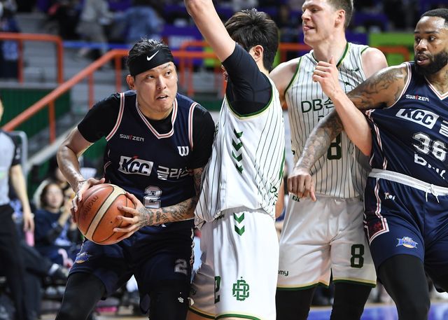 KCC 최준용(2번)이 17일 부산서 열린 DB와 6강 PO 3차전서 정효근의 수비를 뚫고 돌파하고 있다. 사진제공｜KBL