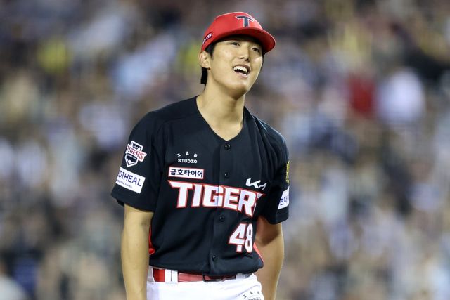 KIA 이의리가 17일 잠실 두산전에 선발등판해 5회말을 마친 뒤 미소를 보이며 마운드를 내려가고 있다. 잠실｜뉴시스