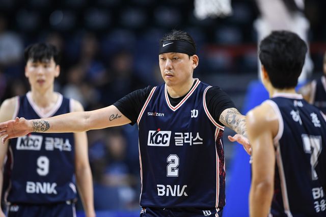 KCC 최준용(2번)이 17일 부산서 열린 DB와 6강 PO 3차전서 세리머니를 하고 있다. 사진제공｜KBL
