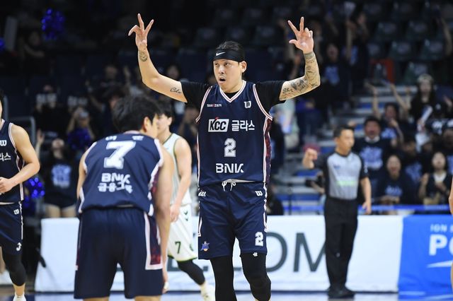 KCC 최준용(2번)이 17일 부산서 열린 DB와 6강 PO 3차전 도중 세리머니를 하고 있다. 사진제공｜KBL