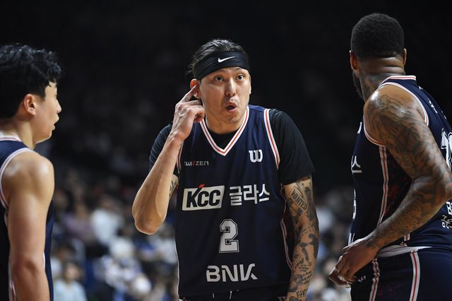 KCC 최준용(2번)이 17일 부산서 열린 DB와 6강 PO 3차전서 동료에게 작전을 지시하고 있다. 사진제공｜KBL