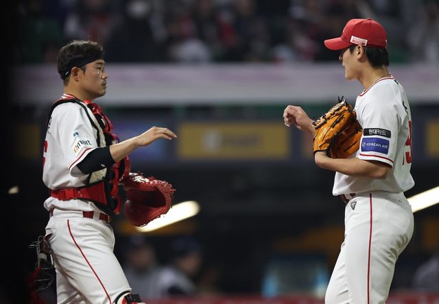 SSG 조병현(오른쪽)은 지난해 커리어하이에 만족하지 않는다. 올해 동료의 다양한 노하우를 접하며 더 위력적인 공을 던지려고 한다. 뉴시스