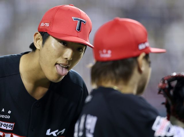 KIA 이의리(왼쪽)가 17일 잠실 두산전에 선발등판해 5회말을 끝낸 뒤 김선빈에게 장난을 치고 있다. 잠실｜뉴시스