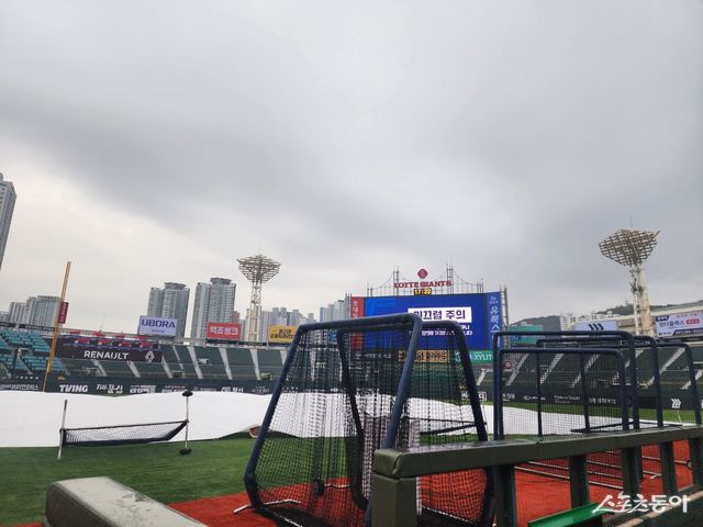 봄비로 젖은 17일 사직구장 그라운드. 롯데와 한화의 맞대결과 정훈의 은퇴식이 취소됐다. 사직=박정현 기자