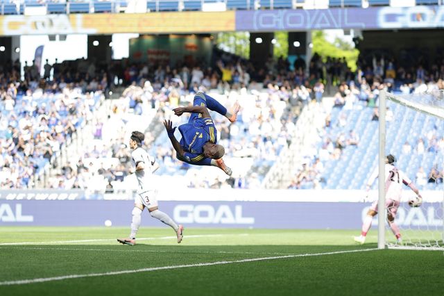 울산 말컹(왼쪽)이 19일 울산문수경기장에서 열린 광주와 홈 경기에서 2-1로 앞선 후반 12분 자신이 얻어낸 PK를 직접 골로 연결한 뒤 특유의 덤블링 세리머니로 분위기를 돋우고 있다. 사진제공│한국프로축구연맹