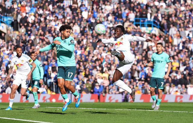 리즈 유나이티드 윌프리드 뇬토(오른쪽)가 19일(한국시간) 엘런드 로드서 끝난 울버햄턴과 홈경기서 공을 트래핑하고 있다. 리즈｜AP뉴시스