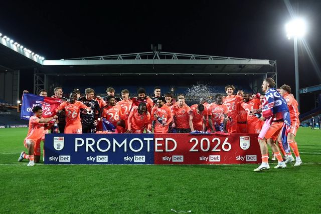 코번트리시티 선수들이 18일(한국시간) 이우드 파크에서 열린 블랙번과 잉글랜드 챔피언십 원정경기를 1-1로 비기면서 25년만의 프리미어리그 승격을 확정한 뒤 환호하고 있다. 사진출처｜코번트리시티 페이스북