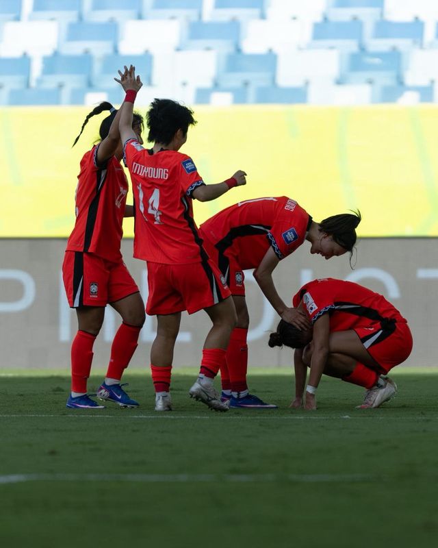 여자대표팀 선수들이 19일(한국시간) 아레나 판타날서 열린 잠비아와 FIFA 시리즈 2026 3차전서 케이시 유진 페어(맨 오른쪽)의 동점골이 터진 뒤 기뻐하고 있다. 사진제공｜대한축구협회