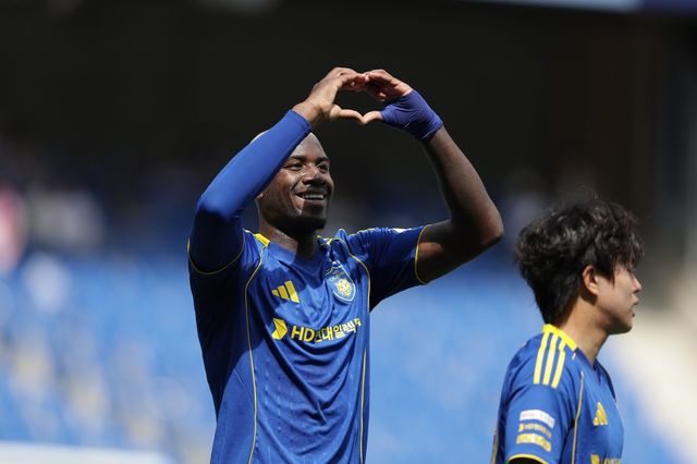 울산 말컹(왼쪽)이 19일 울산문수경기장에서 열린 광주와 홈 경기에서 1-1로 맞선 전반 27분 결승골을 터트린 뒤 기뻐하고 있다. 사진제공│한국프로축구연맹