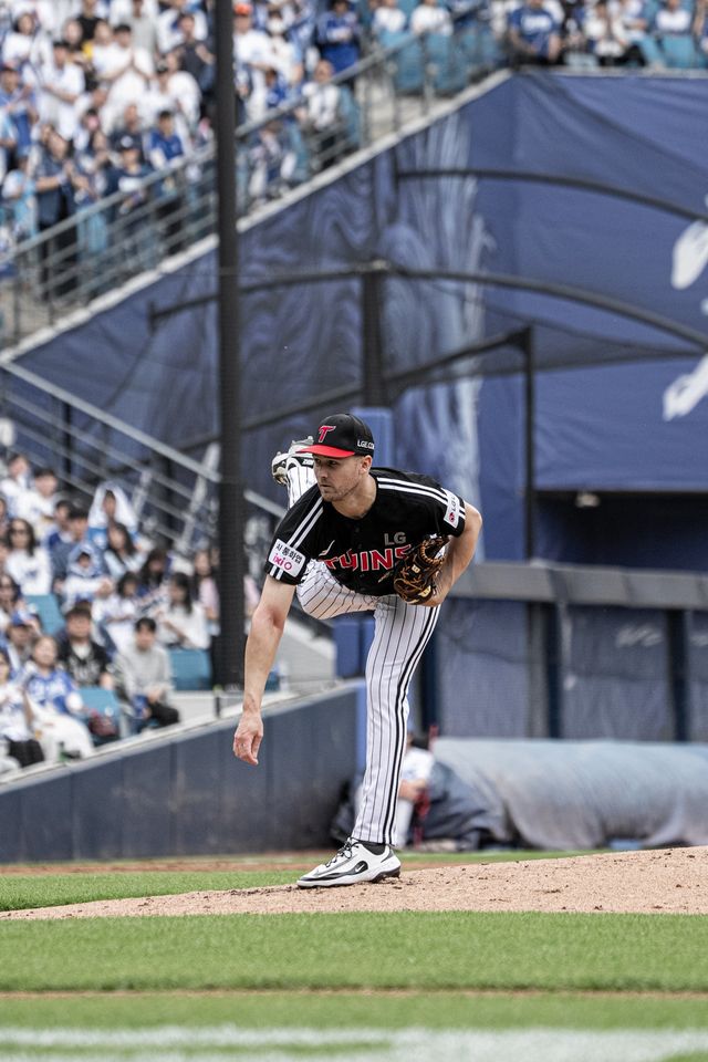 LG 외국인투수&nbsp;앤더스 톨허스트가 19일 대구삼성라이온즈파크서 열린 삼성전서 역투하고 있다. 사진제공｜LG 트윈스