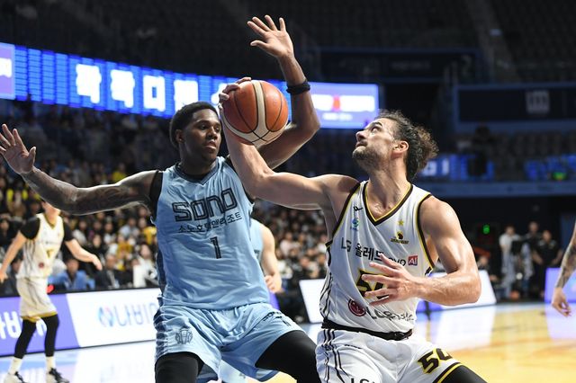 LG와 소노가 23일부터 창원체육관서 4강 PO를 시작한다. 정규리그 맞대결서 골밑 다툼을 벌이는 LG 아셈 마레이(오른쪽)와 소노 네이던 나이트. 사진제공｜KBL