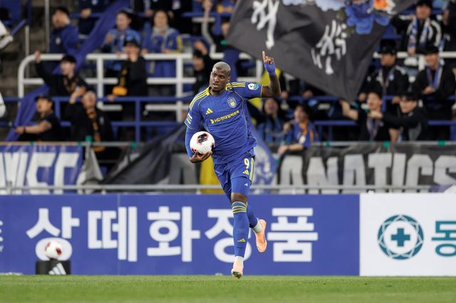 김현석 울산 감독은 19일 울산문수경기장에서 열릴 광주와 홈 경기를 앞두고 스트라이커 말컹(사진)을 향한 믿음을 보였다. 사진제공│한국프로축구연맹