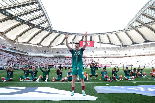 대전하나 유강현이 18일 서울월드컵경기장에서 열린 서울과 K리그1 원정경기에서 시즌 첫골을 터트리며 3연패 탈출을 이끈 뒤 원정팬들에게 인사하고 있다. 사진제공｜한국프로축구연맹