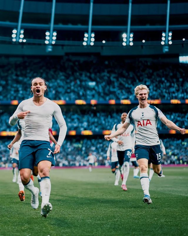 토트넘 사비 시몬스(왼쪽)가 19일(한국시간) 런던 토트넘 홋스퍼 스타디움서 열린 브라이턴과 EPL 홈경기에서 후반 추가골을 터트린 뒤 기뻐하고 있다. 그러나 토트넘은 후반 추가시간 통한의 동점골을 내줘 승점 1을 추가하는 데 그쳤다. 사진출처｜토트넘 홋스퍼 페이스북