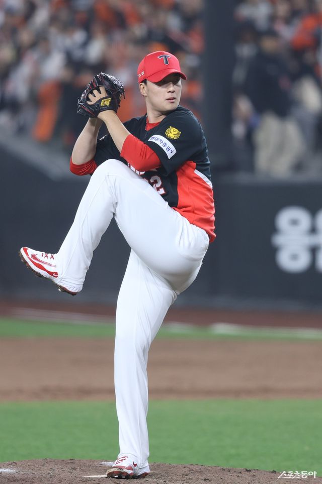 이범호 KIA 감독이 19일 잠실 두산전을 앞두고 정해영의 마무리 복귀 기준을 밝혔다. 정해영이 10일 대전 한화전서 역투하고 있다. 사진제공｜KIA 타이거즈