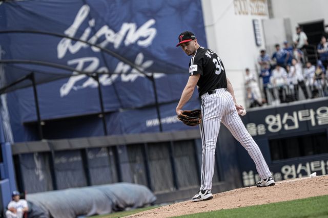 LG 외국인투수&nbsp;앤더스 톨허스트가 19일 대구삼성라이온즈파크서 열린 삼성전서 역투하고&nbsp;있다. 사진제공｜LG 트윈스