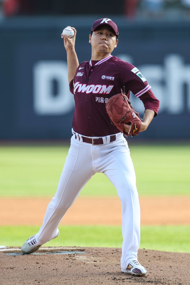키움 하영민이 19일 수원KT위즈파크서 열린 ‘2026 신한 SOL KBO리그’ KT전에 선발투수로 등판해 힘차게 공을 던지고 있다. 하영민은 7이닝 3안타 1볼넷 5탈삼진 무실점 호투로 팀의 3-1 승리를 이끌었다. 사진제공｜키움 히어로즈