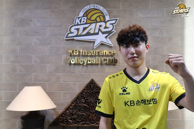KB손해보험이 17일 리베로 장지원의 영입을 발표했다. 구단 로고 앞에서 주먹을 쥐어보이는 장지원. 사진제공｜KB손해보험