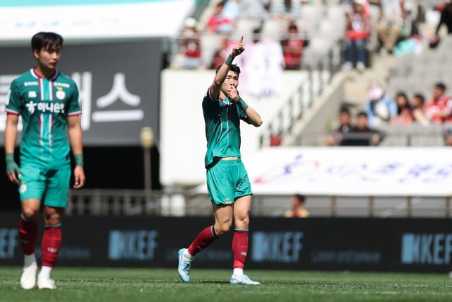 대전하나 유강현(오른쪽)이 18일 서울월드컵경기장에서 열린 서울과 K리그1 원정경기서 전반 15분 결승골을 터트린 뒤 기뻐하고 있다. 사진제공｜한국프로축구연맹