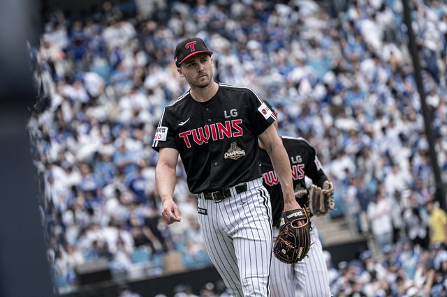 LG 외국인투수&nbsp;앤더스 톨허스트가 19일 대구삼성라이온즈파크서 열린 삼성전서 이닝을 마친 뒤 덕아웃으로 향하고 있다. 사진제공｜LG 트윈스