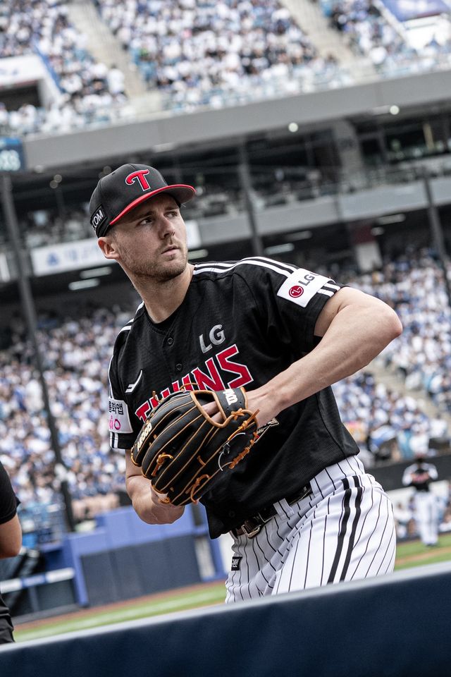 LG 외국인투수 앤더스 톨허스트가 19일 대구삼성라이온즈파크서 열린 삼성전서 연습투구를 하고 있다. 사진제공｜LG 트윈스