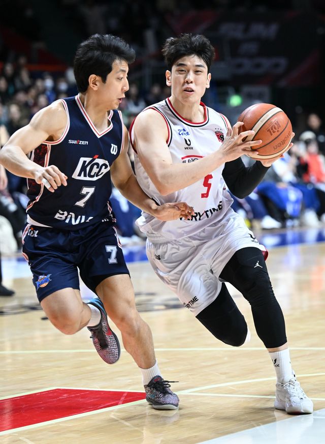 정관장과 KCC가 24일부터 안양정관장아레나서 4강 PO를 시작한다. 정규리그 맞대결서 돌파를 시도하는 정관장 변준형(오른쪽)을 막는 KCC 허훈. 사진제공｜KBL