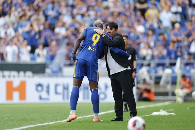 울산 말컹(왼쪽)이 19일 울산문수경기장에서 열린 광주와 홈 경기에서 1-1로 맞선 전반 27분 결승골을 터트린 뒤 김현석 감독과 기뻐하고 있다. 사진제공│한국프로축구연맹