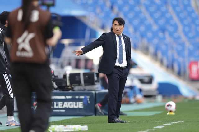 김현석 울산 감독(사진)은 19일 울산문수경기장에서 열릴 광주와 홈 경기를 앞두고 스트라이커 말컹을 향한 믿음을 보였다. 사진제공│한국프로축구연맹