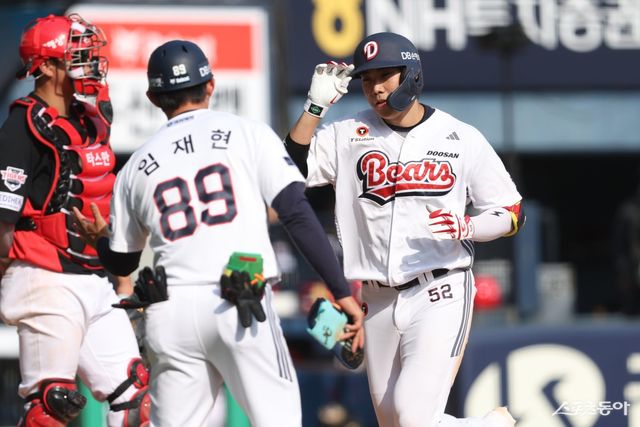 두산 박준순이 19일 잠실구장서 열린 KIA전서 홈런을 친 뒤 기뻐하고 있다. 사진제공｜두산 베어스