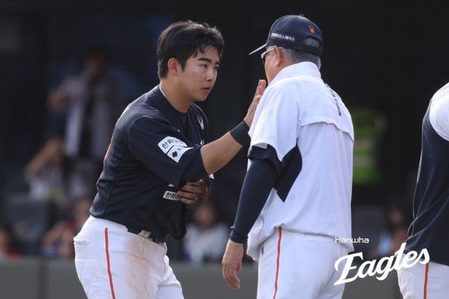 한화 문현빈(왼쪽)이 19일 사직 롯데전이 끝난 뒤 김경문 한화 감독과 하이파이브를 하고 있다. 사진제공｜한화 이글스