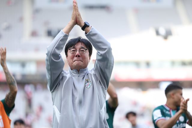 황선홍 대전하나 감독이 18일 서울월드컵경기장에서 열린 서울과 K리그1 원정경기를 승리하며 K리그 감독 200승을 완성한 뒤 감격한 표정으로 팬들에 인사하고 있다. 사진제공｜한국프로축구연맹