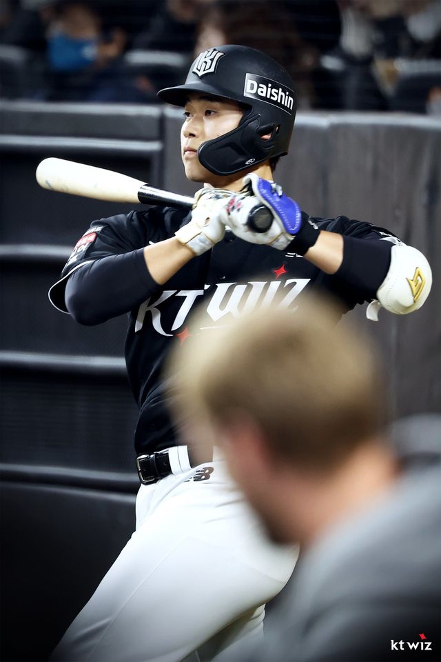 KT 박영현이 1일 대전한화생명볼파크서 열린 한화전 도중 대기타석서 몸을 풀고 있다. 사진제공｜KT 위즈