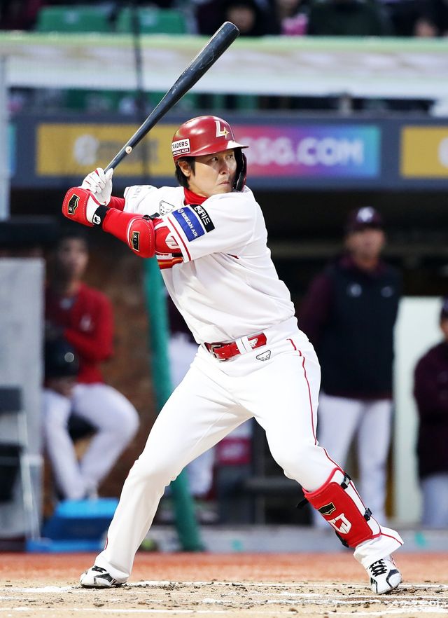 SSG 최정이 2일 인천 키움전 1회말 첫 타석서 홈런을 터트렸다. 올 시즌 첫 홈런이다. 사진제공｜SSG 랜더스