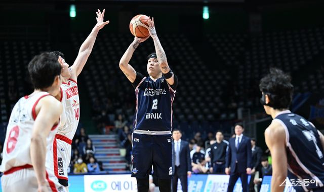 KCC 최준용(2번)이 1일 부산 사직체육관서 열린 SK전 도중 3점슛을 시도하고 있다. 사진제공｜KBL