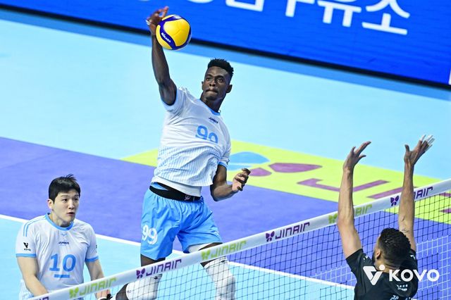 대한항공 신입 외국인 공격수 마쏘(99번)가 2일 인천 계양체육관에서 열린 V리그 남자부 챔프 1차전 홈경기에서 현대캐피탈 레오의 블로킹을 피해 스파이크 공격을 하고 있다. 사진제공｜KOVO