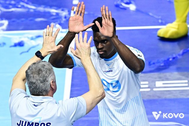 대한항공 헤난 달 조토 감독이 2일 인천 계양체육관서 열린 대한항공과 V리그 남자부 챔프전 1차전 홈경기에서 득점에 성공한 신입 외국인 선수 마쏘와 하이파이브를 하고 있다. 대한항공은 3시즌 연속 ‘봄배구’를 앞두고 팀 전력 5할 이상의 영향력을 행사하는 외국인 공격수를 바꿨다. 사진제공｜KOVO